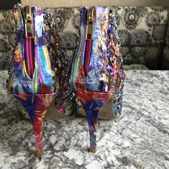 Woman’s high heeled shoes - Picture 5 of 6